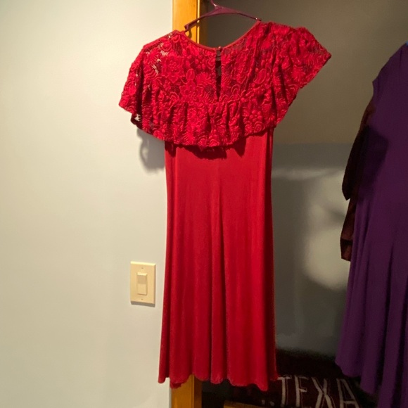 Red lace top dress. Incredibly flattering - Picture 2 of 7